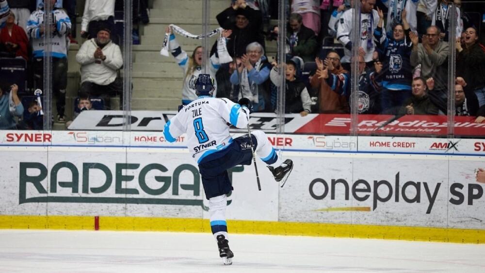 Euforie po druhé trefě Kristapse Zileho, foto: www.hcbilitygri.cz